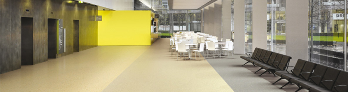 Moderne Eingangshalle mit hochwertigem Bodenbelag